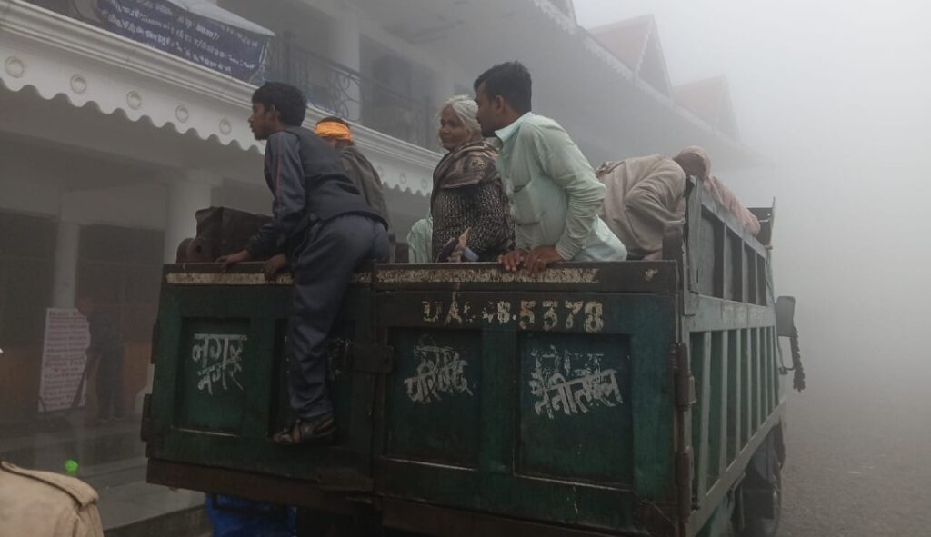 मल्लीताल पुलिस ने शहर के भिक्षुओं को कूड़े के वाहन में भरकर हल्द्वानी छोड़ा,
