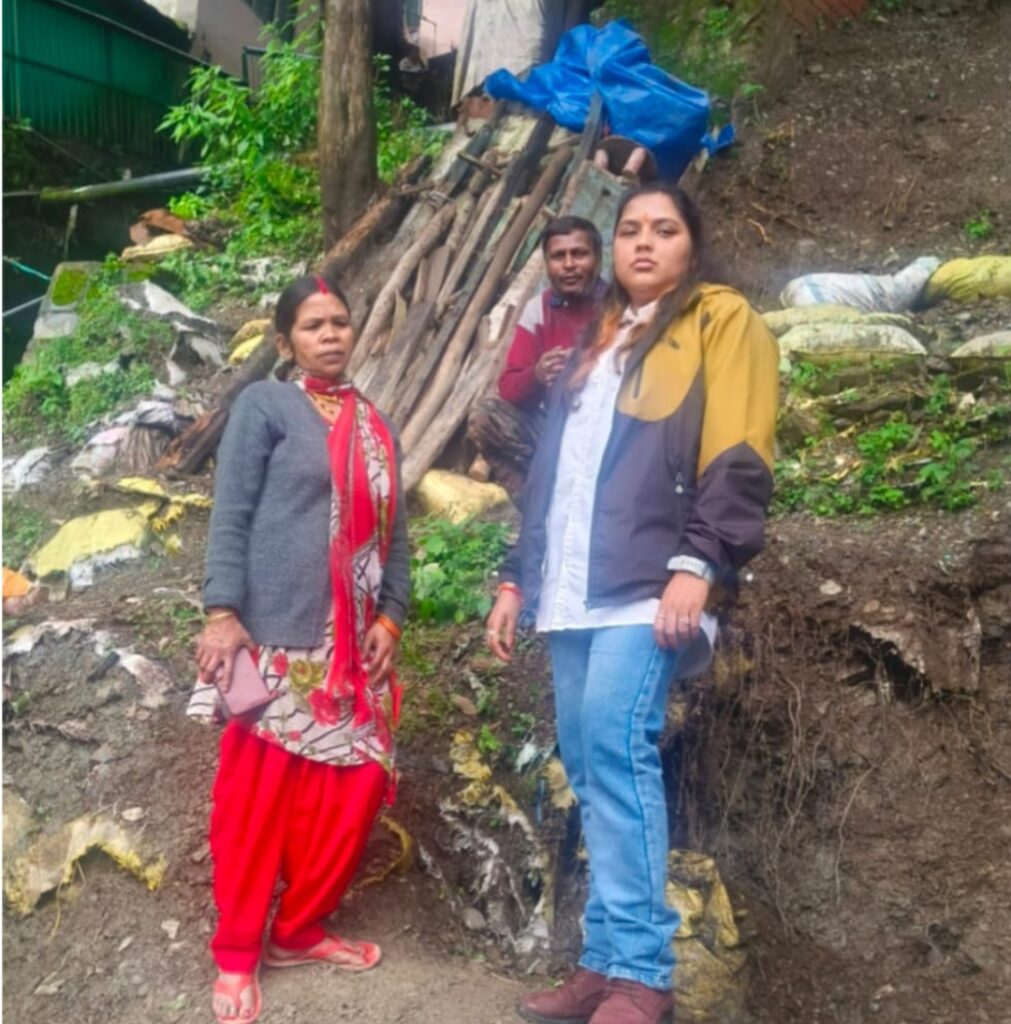 समाजसेवी संध्या शर्मा वह है जो गरीबों के साथ हमेशा है खड़ी, पीड़ित आनंद राम के घर पहुंची, मदद का दिया आश्वासन
