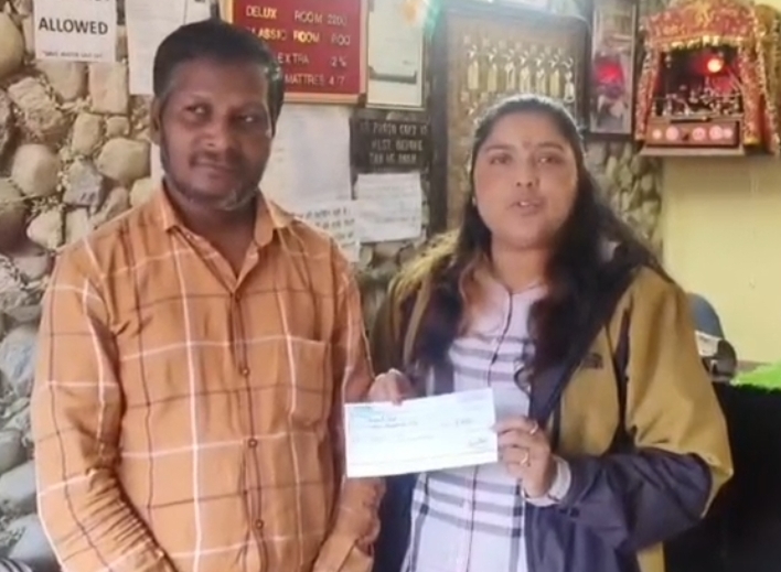 बारिश से टूटा आशियाना, समाजसेविका संध्या शर्मा बनीं सहारा, आनंद राम के परिवार को भेंट किया चेक