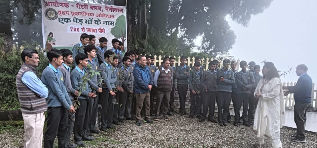 रोटरी क्लब नैनीताल एवं सीआरएसटी इंटर कॉलेज के द्वारा संयुक्त रुप से टांकी बैंड के समीप किया गया पौधारोपण