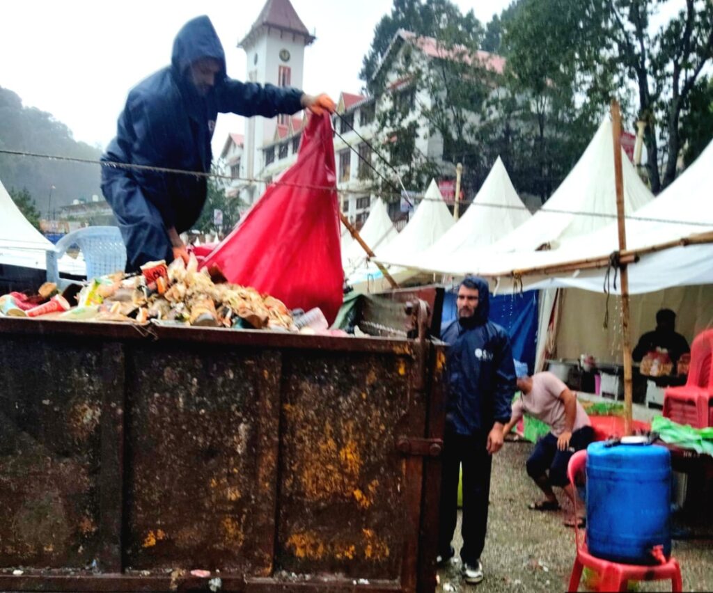 पालिका से अनु बंधित टीबी आई दीक्षांक वेस्ट मैनेजमेंट के सफाई कर्मचारी कर रहे हैं बारिश में साफ सफाई
