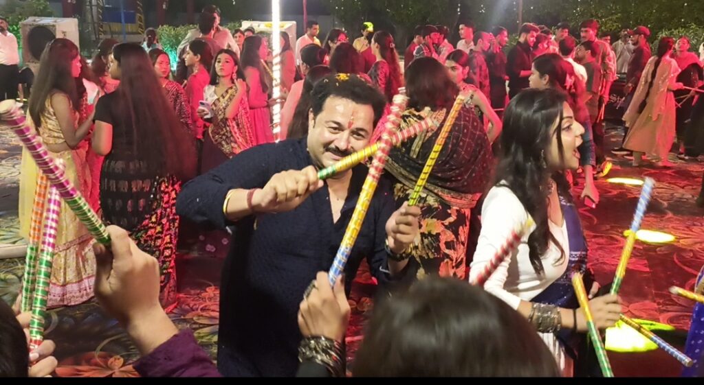 नवरात्र के पहले दिन हुआ डांडिया नाइट का कार्यक्रम,रुद्रपुर के चंदोला होम्योपैथिक मेडिकल कॉलेज परिसर में डांडिया नाइट में झूमे विद्यार्थियों के साथ प्रबंधक डॉ चंदोला,