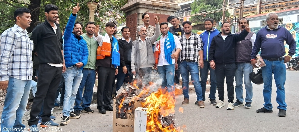 कांग्रेस कार्यकर्ताओं ने नैनीताल में धामी सरकार का फूंका पुतला, जमकर की नारेबाजी कर किया प्रदर्शन,