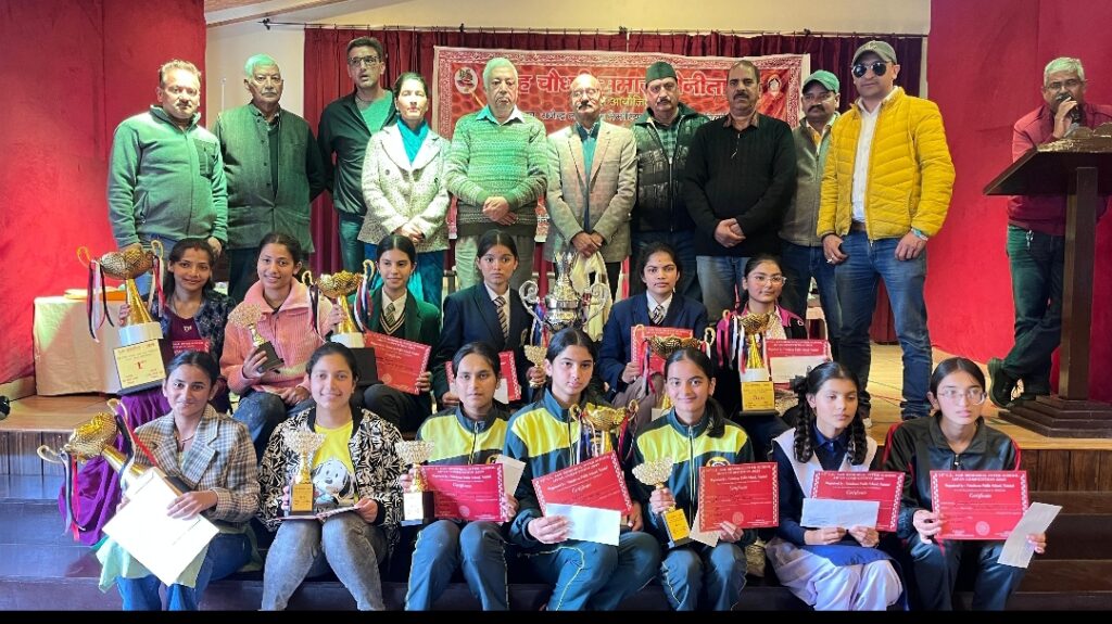 साह चौधरी समाज और वृंदावन स्कूल के संयुक्त पहल पर हुई ऐपण प्रतियोगिता,ओपन प्रतियोगिता मेंअंकिता भंडारी और मोहन लाल साह बाल विद्या मंदिर की निहारिका साह ने मारी बाजी