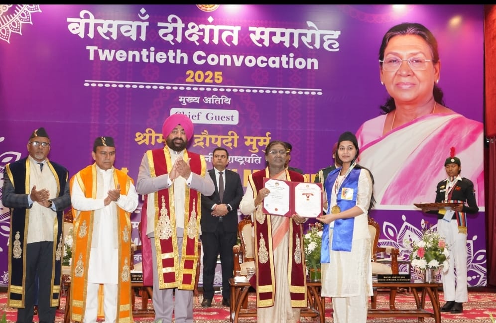 कुमाऊँ विश्वविद्यालय के दीक्षांत समारोह में पहुंची भारत की राष्ट्रपति द्रौपदी मुर्मू,शिक्षा न केवल हमें आत्मनिर्भर बनाती है, बल्कि हमें विनम्र होना और समाज व देश के विकास में योगदान देना भी सिखाती है- राष्ट्रपति