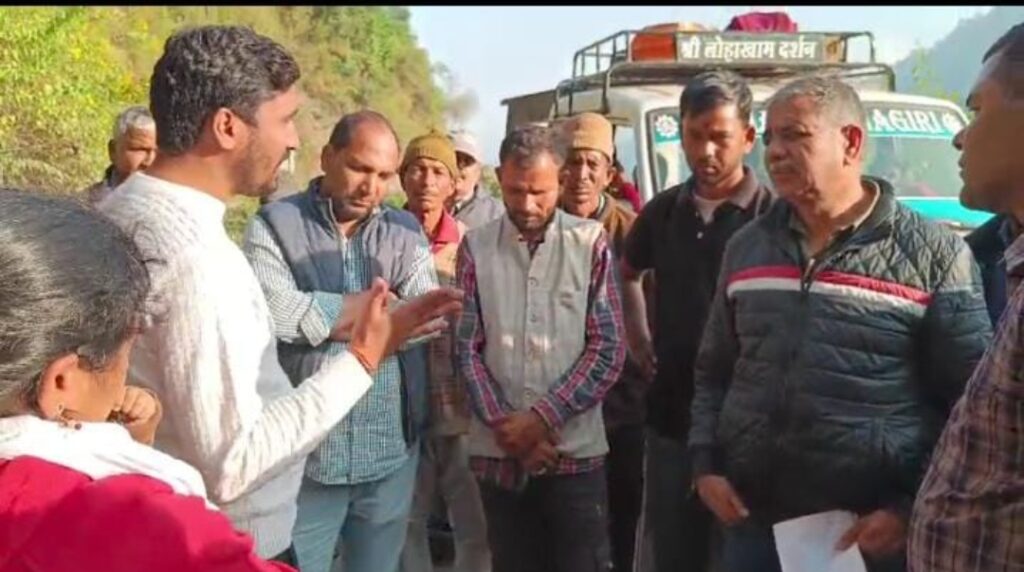 ग्रामीणों ने डामरीकरण की गुणवत्ता खराब होने पर कार्य को मौके पर रुकवाया, ठेकेदार व विभागीय अधिकारियों को सुनाई खरी खोटी,