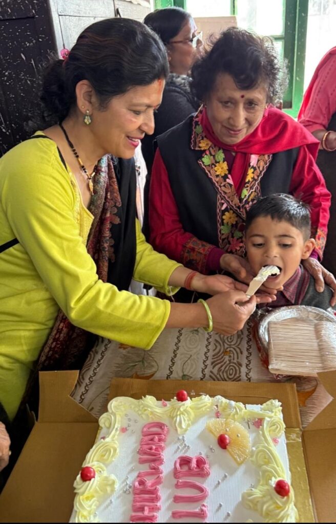 आशीर्वाद वूमेंस क्लब ने प्राइमरी विद्यालय एंव आगनबाड़ी केंद्र‌ के नन्हें मुन्ने बच्चों के साथ मनाया नैनीताल का जन्म दिन