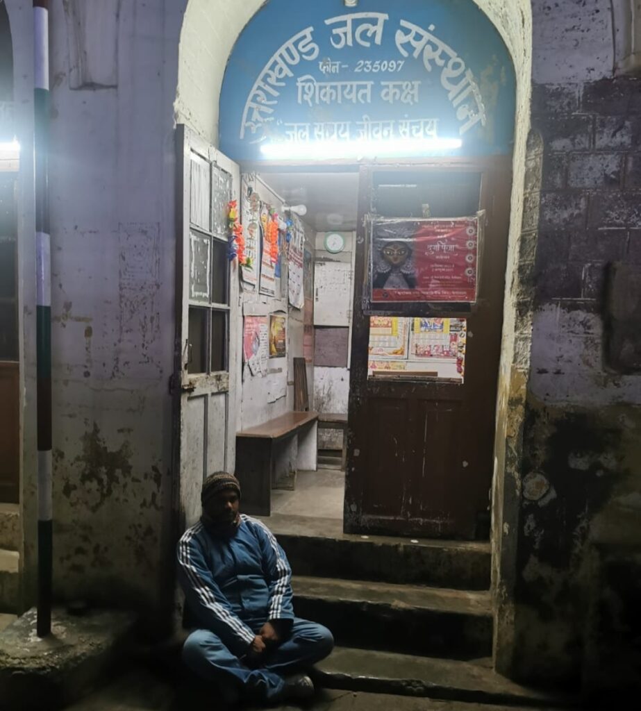 अयारपाटा क्षेत्र में आश्वासन के बाद भी नहीं पहुंचा शाम पांच बजे तक पानी, गुस्से से लाल हुआ सभासद, रात में ही दे डाला धरना