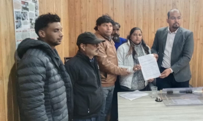 समाजसेवी एवं पशु प्रेमी संध्या शर्मा ने पिछले डेढ़ वर्षो से बंद पड़े जन्म नियंत्रण एबीसी सेंटर को खोलने और विभिन्न समस्याओं को लेकर पालिका के ईओ (द्वितीय) को सौंपा ज्ञापन