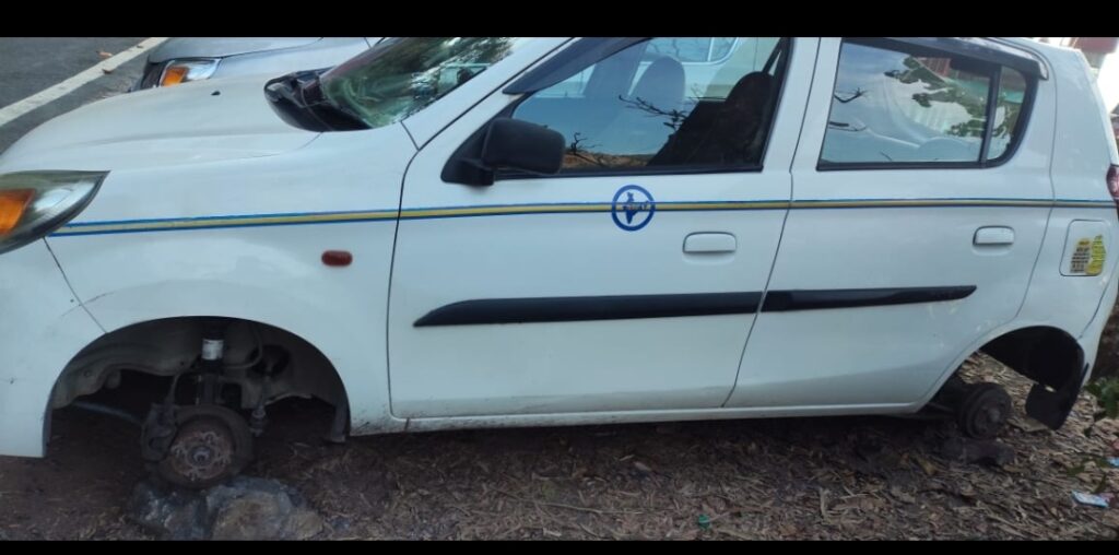 रात में खड़ी टैक्सी कार के तीन पहिए खोलकर चोरों ने किए साफ, पुलिस में की चोरी की घटना की शिकायत