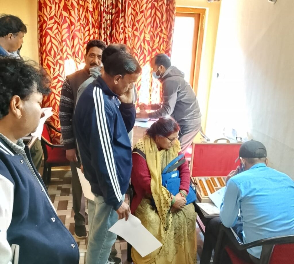 समाजसेवी संध्या शर्मा ने लगवाया निशुल्क स्वास्थ्य शिविर,हार्ट, सांस और छाती संबंधित बीमारी तथा आंखों के 200 से अधिक मरीजों की हुई जांच,