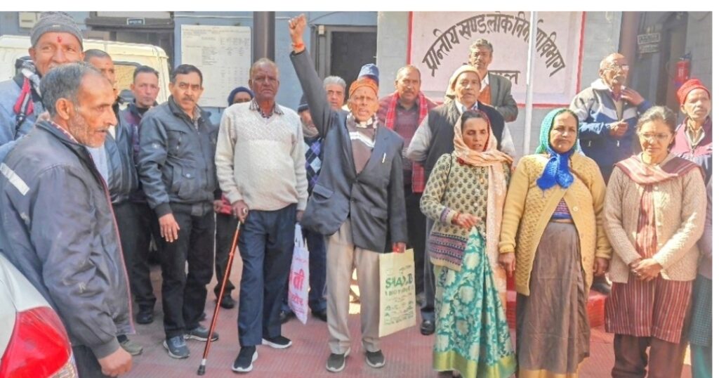 नियमित व सेवानिवृत कर्मचारियों ने प्रांतीय खंड लोनिवि परिसर में किया प्रदर्शन, जुलूस के शक्ल में नारेबाजी करते हुए पहुंचे कर्मचारी कलेक्ट्रेट