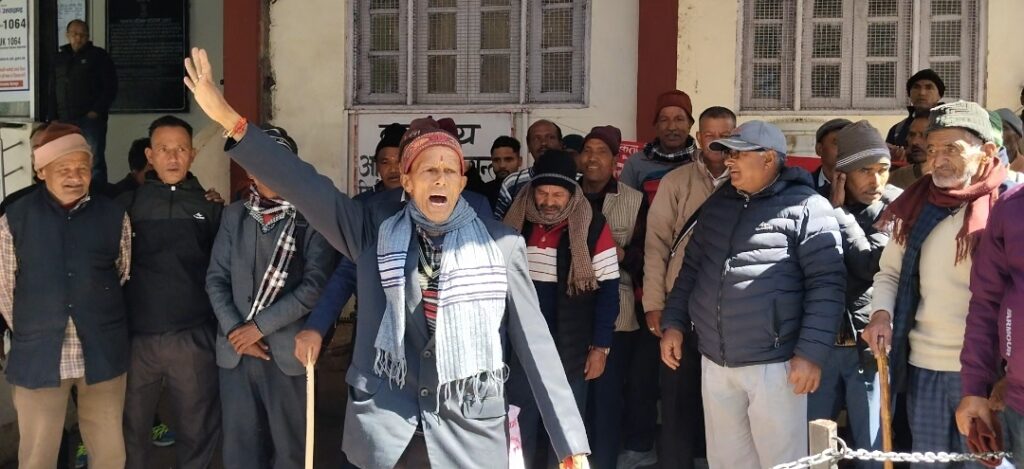 नियमित व सेवानिवृत कर्मचारियों ने पेंशन बहाली की मांग को लेकर किया प्रदर्शन, प्रदेश की धामी सरकार के खिलाफ की जमकर नारेबाजी।