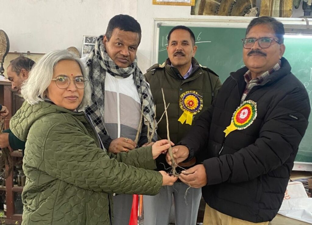 डीएसबी परिसर में बांटे पौधे, अपने जीवन का कर्ज निभाए एक पौधा अवश्य लगाए तथा पौधे लगाना जीवन का है श्रेष्ठ कार्य -प्रो ललित तिवारी