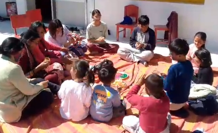 पाइनक्रेस्ट स्कूल में बच्चों और शिक्षिकाओं ने गायी होली और इस दौरान बच्चों ने कि खूब मस्ती