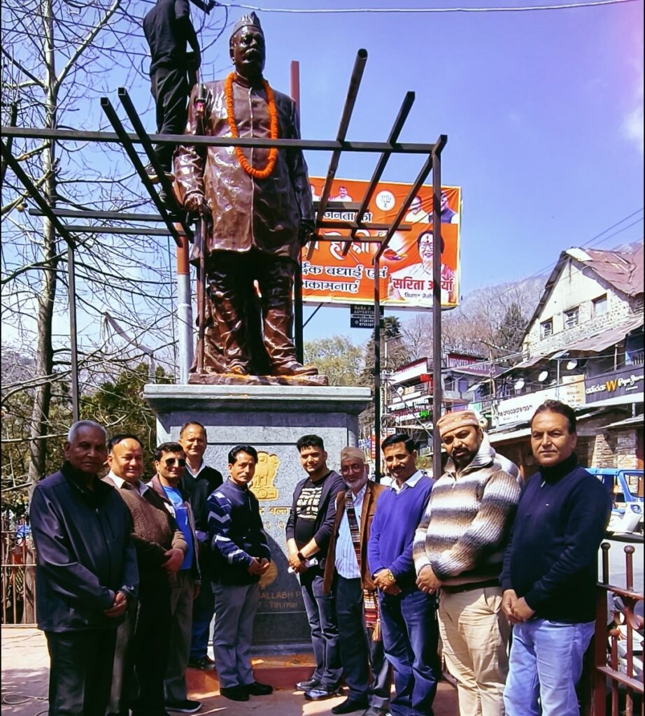 पंडित गोविन्द बल्लभ पंत जी की ,65 वीं पुण्यतिथि पर मल्लीताल स्थित पंत जी की मूर्ति पर माल्यार्पण कर उन्हें दी श्रद्धांजलि