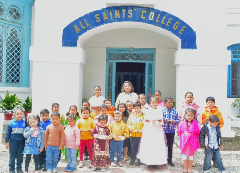 ऑल सेंट्स कॉलेज में हर्षोल्लास से मनाया गया ‘फूलदेई’ लोक पर्व