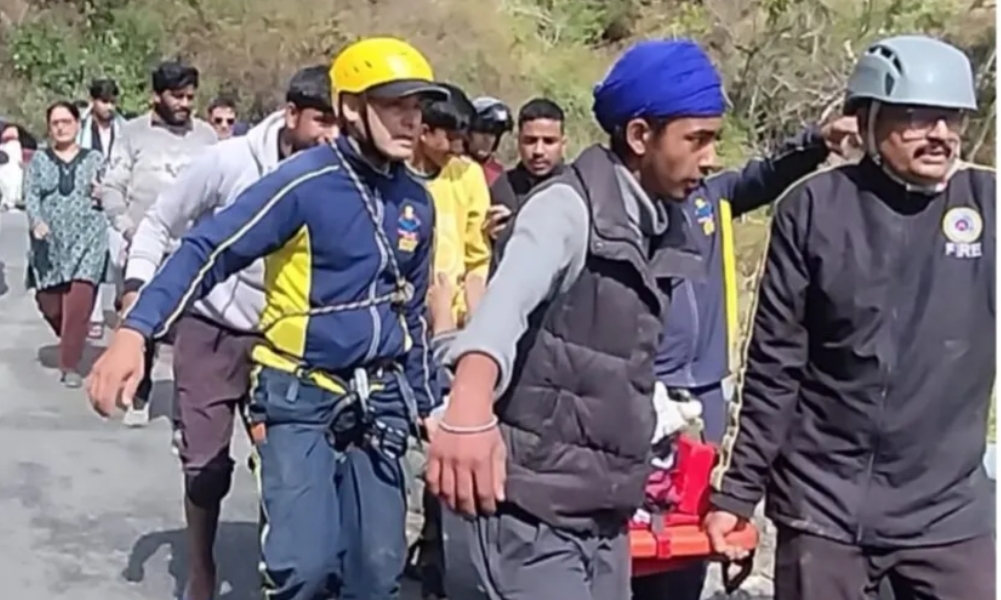 गेठिया के पास कार खाईं में गिरी, दो की मौत, दो घायल