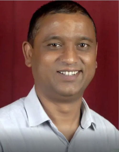 कृष्णापुर मार्ग में चट्टान से बना खतरा, सभासद सुरेंद्र कुमार ने दिया डीएम को ज्ञापन