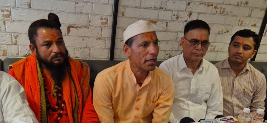 भीमताल विधानसभा में नशा मुक्त अभियान को लेकर पनेरू का अनोखा संकल्प,गीता का ज्ञान, गंगाजल का संकल्प और हनुमान जी की शक्ति के साथ भीमताल विधानसभा के घर- घर निकल पड़े हरीश पनेरू,