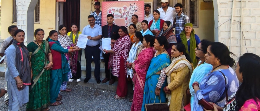 गौ माता को राष्ट्रीय दर्जा देने की मांग को लेकर एडीएम विवेक राय को दिया ज्ञापन