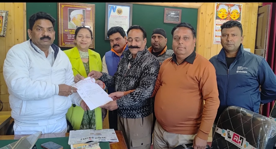 देवभूमि उत्तराखण्ड सफाई कर्मचारी संघ ने संविदा व आउटसोर्सिंग कर्मचारियों का मानदेय 805 रुपये प्रति दिन करने की मांगपत्र ईओ को सौंपा