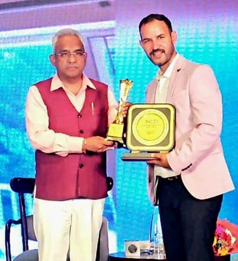 देहरादून में नैनीताल के होटल एंड रेस्टोरेंट के संचालक अखिलेश सेमवाल को कैबिनेट मंत्री मदन कौशिक ने किया सम्मानित