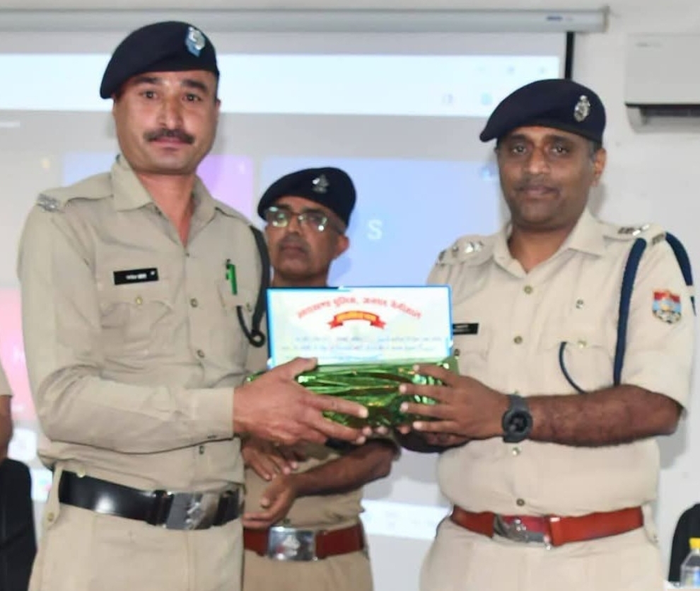 हल्द्वानी में 39 पुलिस कर्मियों के साथ तेज तर्रार हेड कांस्टेबल मनोज जोशी को उनके उत्कृष्ट कार्य के लिए एसएसपी ने किया सम्मानित