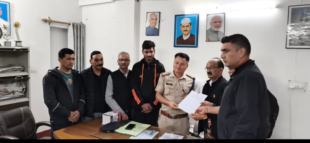 नैनीताल के वरिष्ठ कांग्रेसी नेता एवं पूर्व पालिकाध्यक्ष संजय कुमार ‘संजू’ ने शुद्धिकरण प्रकरण को लेकर दोषियों के विरुद्ध मुकदमा दर्ज करने की मांग को लेकर मल्लीताल कोतवाली में तहरीर सौंपी