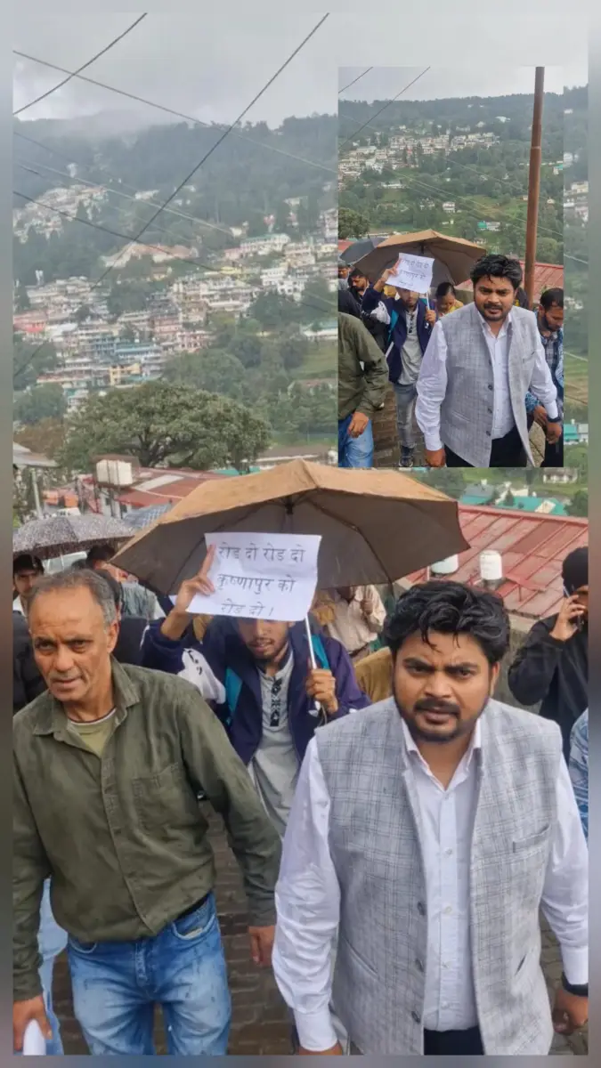 कांग्रेस नेता शीलू कुमार नेकृष्णापुर सड़क निर्माण की मांग को लेकर धरना-प्रदर्शन कर रहे क्षेत्रवासी को दिया सर्मथन