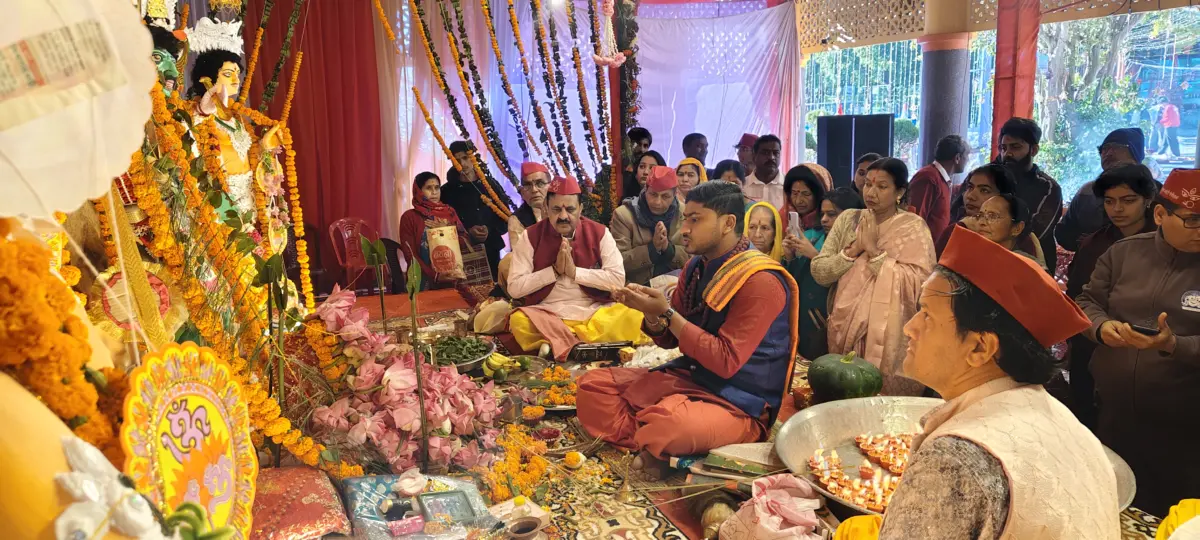 संधि पूजा में 108 कमल के फूलों से हुआ माता का अभिषेक