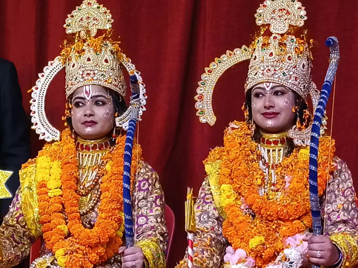 रामलीलाओं में महिलाओं का क्रेज बढ़ा,पुरुषों में हुआ कमनैनीताल में एक ही परिवार की तीन बहिनें खेल रही हैं रामलीला का पाठ, राम लक्ष्मण सीता के मुख्य पात्रों का किरदार निभा रही हैं बालिकाऐं