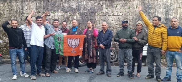 उत्तराखंड प्रदेश से राज्यसभा सांसद के लिए दिनेश आर्या को भारतीय जनता पार्टी का उम्मीदवार घोषित किए जाने पर नैनीताल में कार्यकर्ताओं ने किया मिष्ठान वितरण