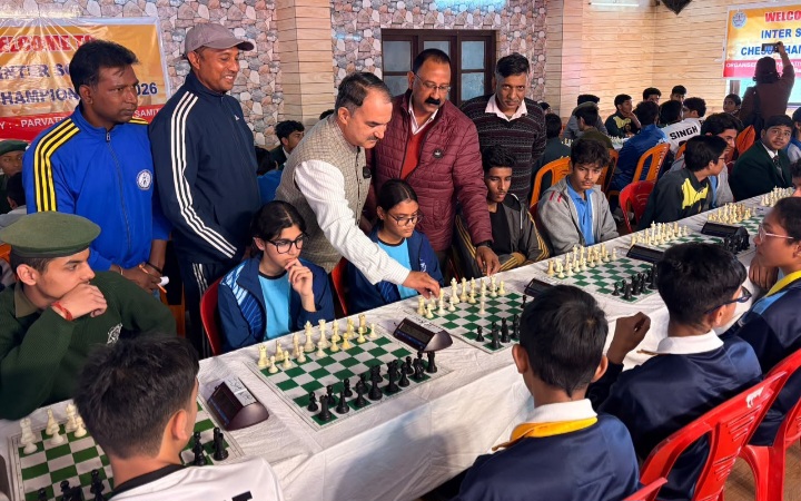 पर्वतीय सांस्कृतिक समिति द्वारा13वीं इंटर स्कूल चेस चैंपियनशिप का शुभारंभ हाईकोर्ट के अधिवक्ता डीके जोशी व मनोज बिष्ट ‘गुड्डू’ ने किया