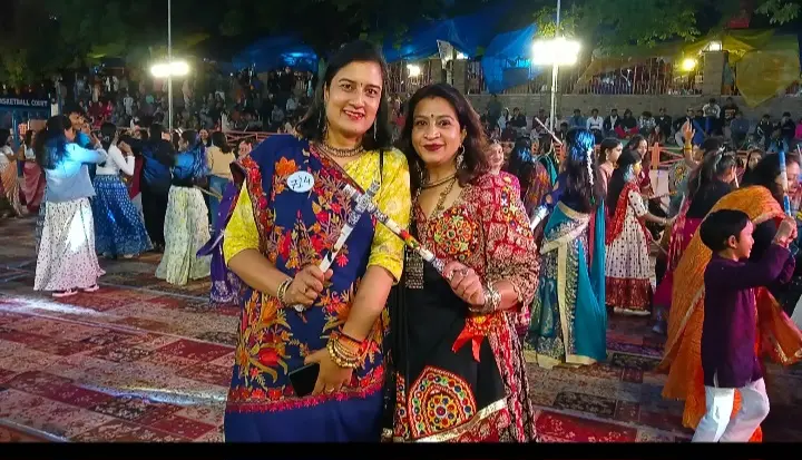 हल्द्वानी की मेनका व्यास बनी हैप्पी होम डांडिया क्वीन,फर्स्ट रनर अप भीमताल की कल्पना करायत,बेस्ट कपल का पुरस्कार वैभव शाह ,जूनियर वर्ग में ख्याना बिष्ट रही प्रथम,