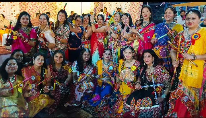 हल्द्वानी की मेनका व्यास बनी हैप्पी होम डांडिया क्वीन,फर्स्ट रनर अप भीमताल की कल्पना करायत,बेस्ट कपल का पुरस्कार वैभव शाह ,जूनियर वर्ग में ख्याना बिष्ट रही प्रथम,