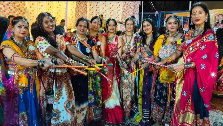 हल्द्वानी की मेनका व्यास बनी हैप्पी होम डांडिया क्वीन,फर्स्ट रनर अप भीमताल की कल्पना करायत,बेस्ट कपल का पुरस्कार वैभव शाह ,जूनियर वर्ग में ख्याना बिष्ट रही प्रथम,