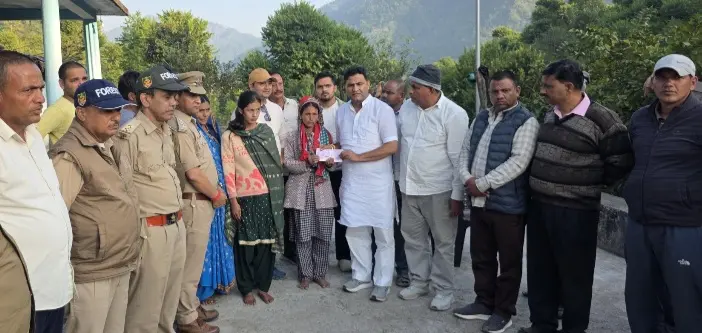 मंत्री कैड़ा ने सांप के काटने से मृतक जोध सिंह के परिजनों को दिया 10 लाख की सहायता राशि का चैक